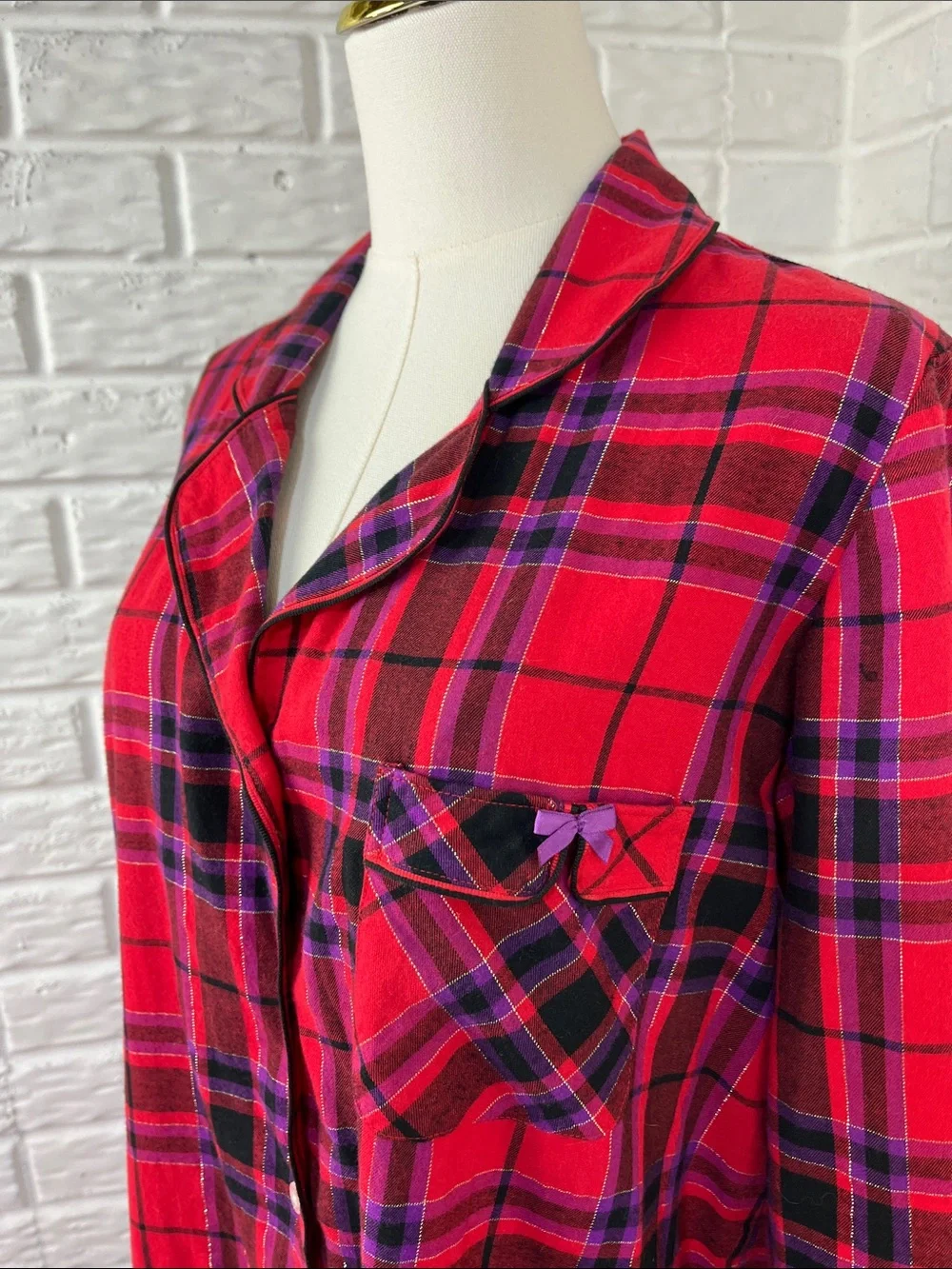 VICTORIA’S SECRET RED PLAID SLEEP SHIRT SZ MD AND OTR FUZZY SLIPPERS SZ 7-8